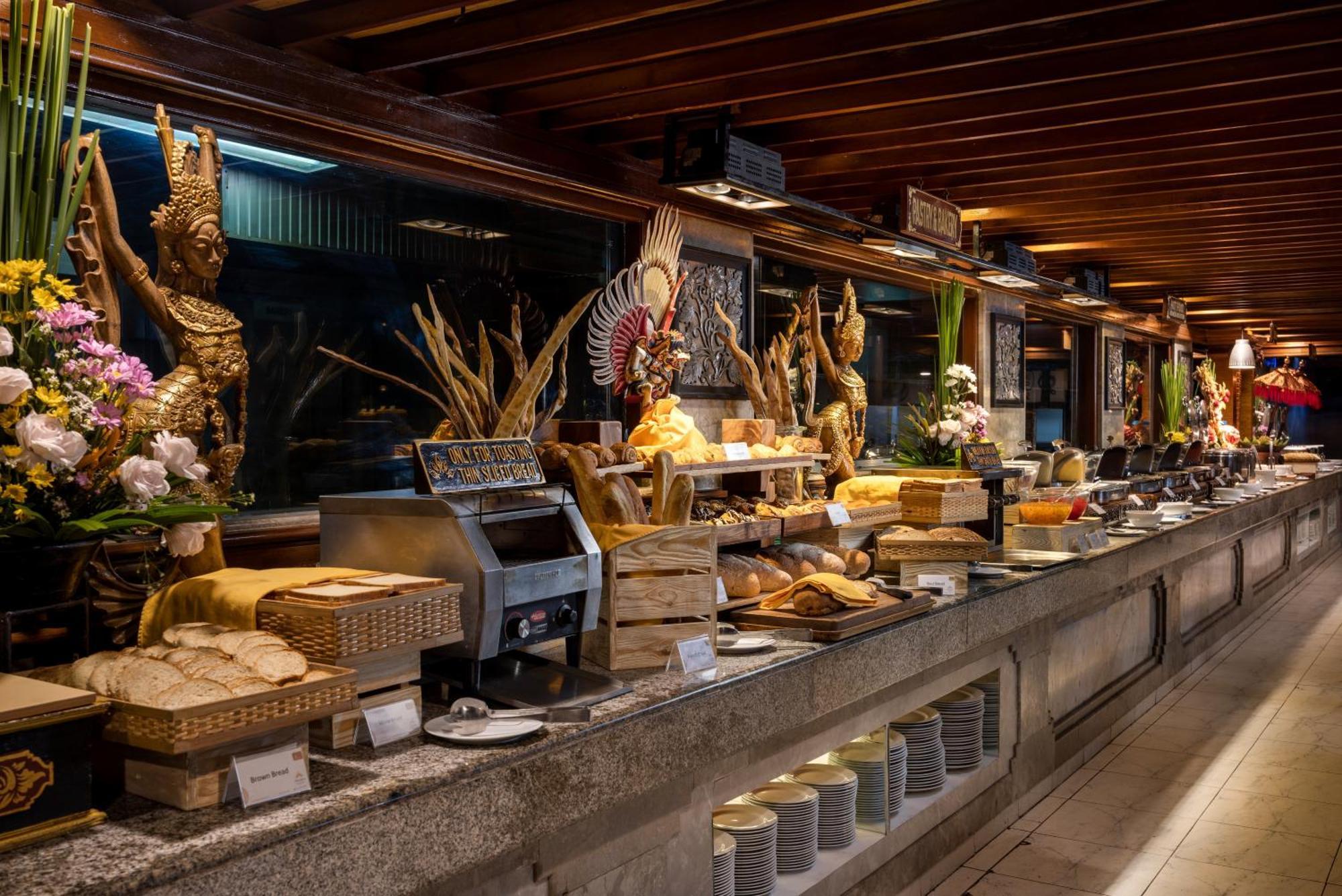 Prama Sanur Beach Bali Kültér fotó A buffet at a hotel